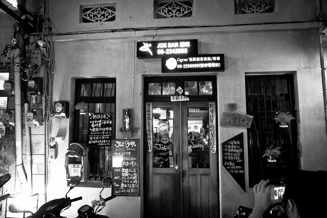 位於台南神農街的Joe Bar 酒吧，門口的對聯很有趣上聯歌聲 ...