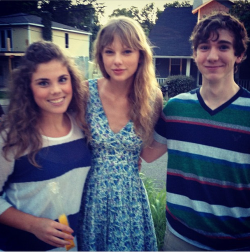 timeofmylifefightingdragons:

keepyoureyes0pen:

tswiftdaily:

Taylor with fans in Nashville, 8-9-12. (X)

I love how that girls just holding a freeze pop

omg her tan line
