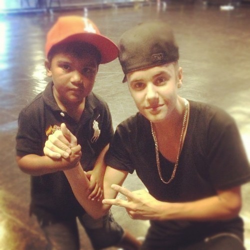 Justin and the son of Rodney Jerkins during the rehearsals for the BT. (x)