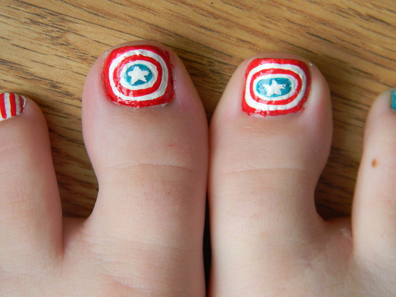 Anyway~ Captain America inspired toe nail art!!!!!! I love this design!