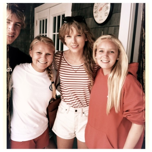 tswiftdaily:

Taylor with fans in Cape Cod, 8-11-12 (X)
