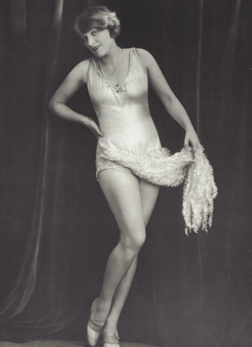 Marlène Dietrich, Berlin, 1927, dans la pièce Broadway.