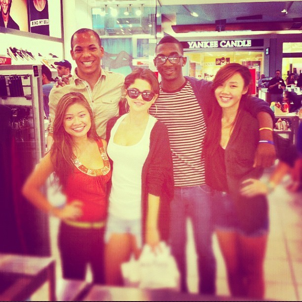 Selena with more fans at the mall