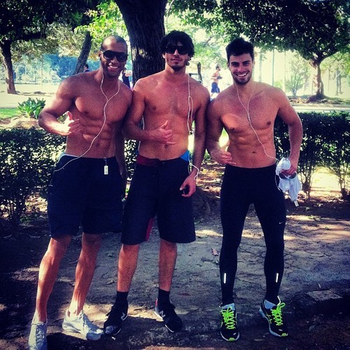 runtothe-peanutbutter:

Guy fitspo for all you straight girls and gay boys out there
