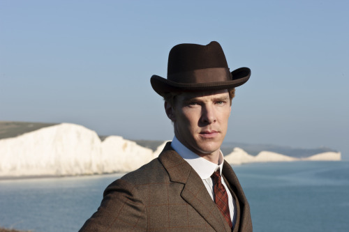 lornasp:

cumberbatchweb:

Benedict Cumberbatch in a promotional still from Parade’s End.

Gorgeous shot

handsome bastard&#8230;