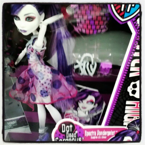 co-ma-tose:

It fucking KILLED me to hold this in my hands at Meijer and not be able to buy it. Spectras my fave… #monsterhigh (Taken with Instagram)
