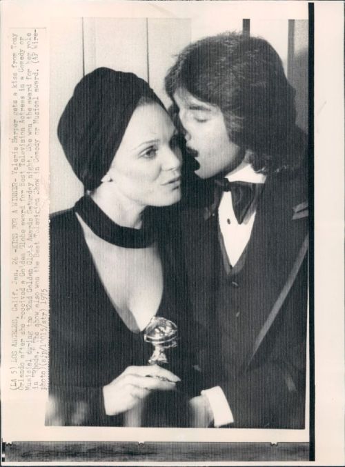 Valerie Harper And Tony Orlando  Valerie Harper Gets A Kiss From Tony Orlando At The 32nd Annual Golden Globe Awards (1975)  Wire Photo