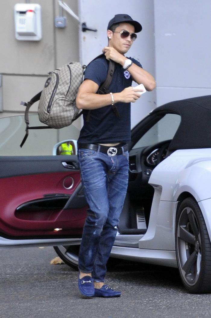 ♫  &#8230; but don&#8217;t you step on my blue suede shoes, well you can do anything but lay off of my blue suede shoes &#8230; ♫ 

megustaelfutbol:Cristiano, before heading to the team hotel - August 28, 2012

