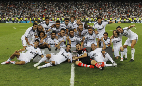 Imagen: Real Madrid con la Supercopa de España