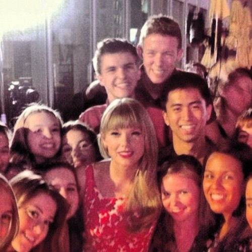 blowww:

Taylor on top of times square with some fans!
