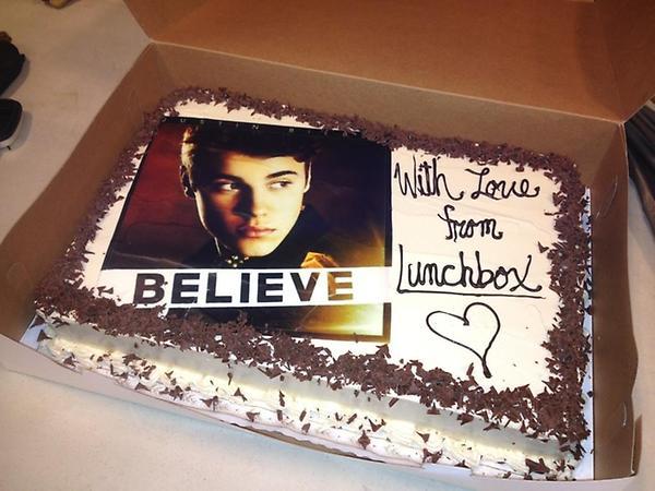 Justin give this Cake to Beliebers front the Studio. (x)