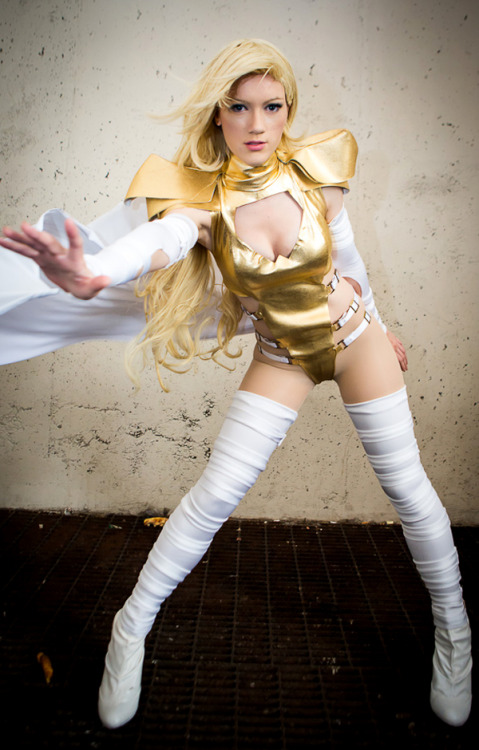 This is SO COOL! MTV posted some pictures of me in Phoenix Five Emma Frost!mtvgeek:

Emma Frost DAZZLED at Dragon*Con.
(via MTV Geek - Amazing Cosplay) Photo credit: Leonard Lee
