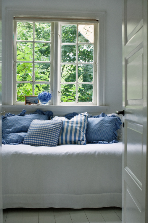 myidealhome:

summer daybed in white & lightblue (via Skonahem)

