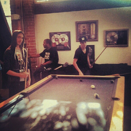 Justin &amp; friends playing pool in the studio of Rodney Jerkins yesterday. (x) Part. 1