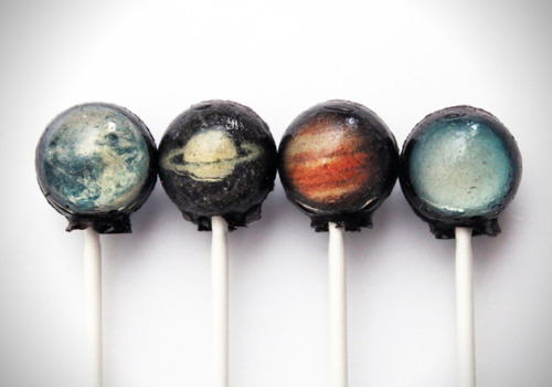 惑星キャンディ！
(via Galactic Planet Lollipops | Hi Consumption)