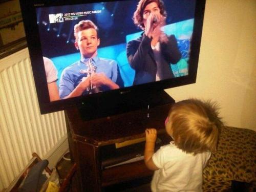1dgossipgirl-ww:

Lux watching the boys at the VMAs! This is literally the cutest thing ever - xo xo Gossip Girl
