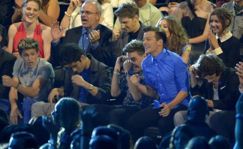 gossip-paul:

omg ok guys can we just take a moment to appreciate this guy’s face when the boys won

I’m sorry I can’t stop laughing about it omg
- Ruby x
