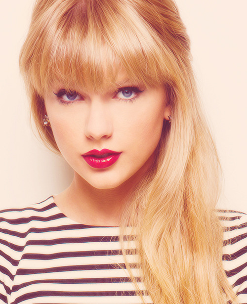 
40/50 flawless pictures of Taylor Swift.
