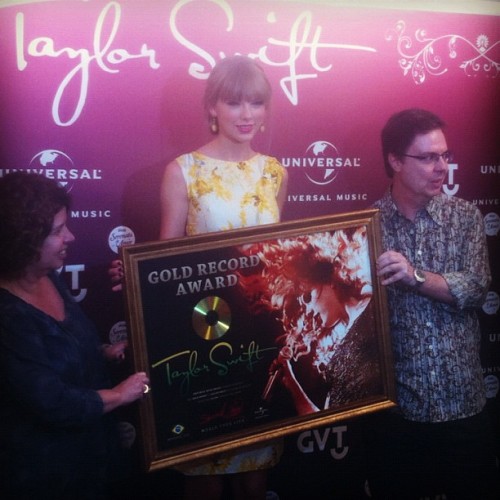 
Taylor receiving her gold record for Speak Now World Tour Live in Brazil [x]
