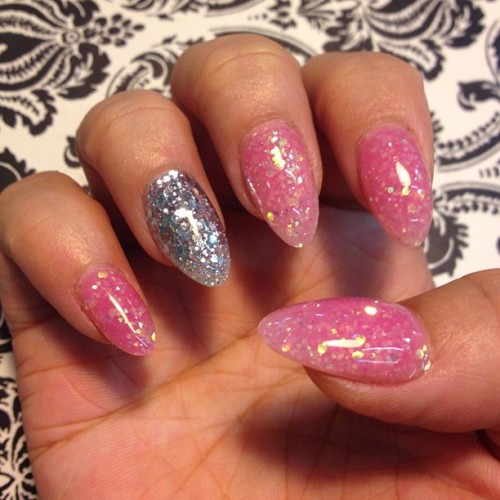 memzymiii: Loving my pink glitter acrylic nails 💅! So sparkly I love it!