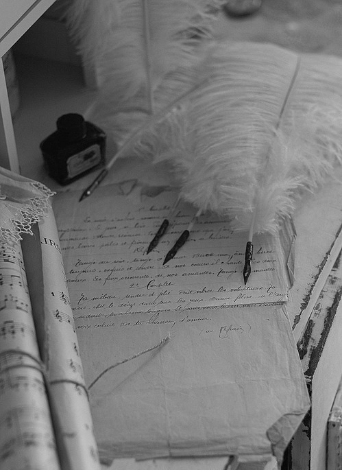 Des partitions, un manuscrit, des plumes…