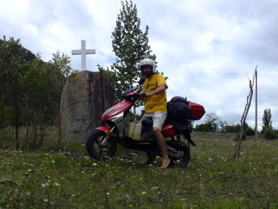 в грузии везде у дороги стоят кресты, вообще это очень верующая страна и паломникам там очень и очень рады
