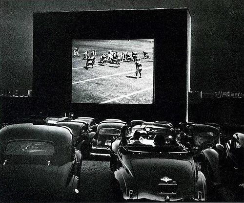 distinguishedcompany:

fuckyeahvintage-retro:
A drive-in theater in Alexandria, Virginia (1940s) © J. Baylor Roberts.
