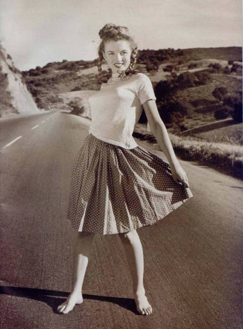 ricksginjoint:

Marilyn Monroe photographed by Andre de Dienes (1945)
