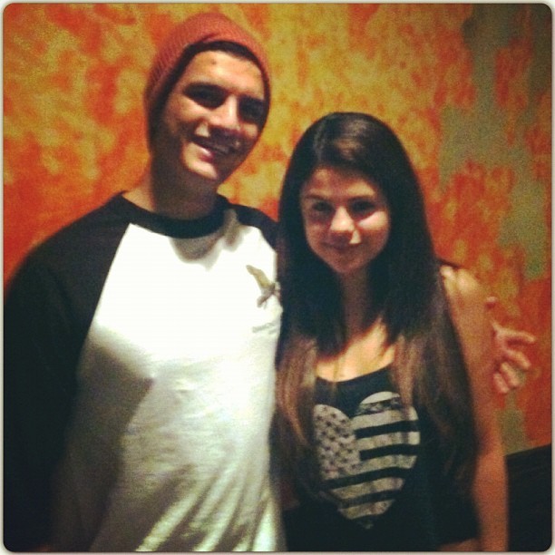 Selena with another fan “….SELENA FUCKIN GOMEZ…. My heart dropped when I talked to her…. I’m shaking still….”