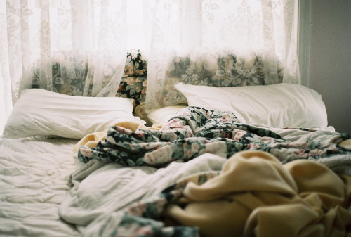 gentlewolves:

I wake up and i feel alone. (by emmalynsullivan)
