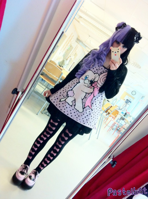 (Took a better pic ;v;)
Outfit rundown ♪(´ε｀ )
Wig:gothiclolitawigs
Ribbons:handmade by me
Sweater: banana fish
Skirt:Liz Lisa 
Tights:angelic pretty
Shoes: Tuk