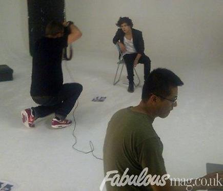 paulways-watching-1d:

Harry behind the scenes at the Fabulous mag shoot!