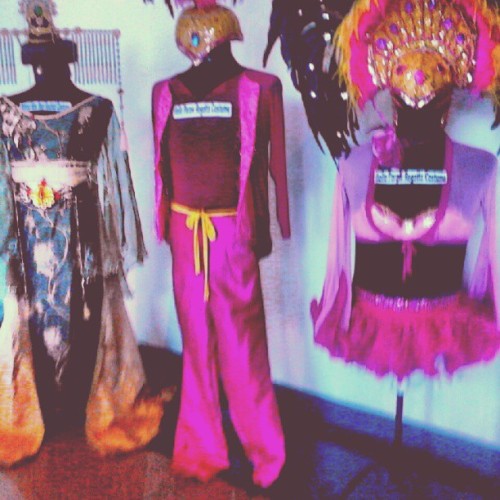 #native #costumes #art #gallery #fashion #design #city #hall #field #trip #pink 
 (Taken with Instagram)