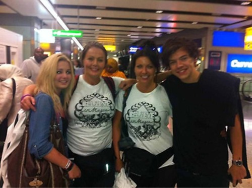 
Harry with his mother, Ashley and Vicky - 28.09.12 - London
