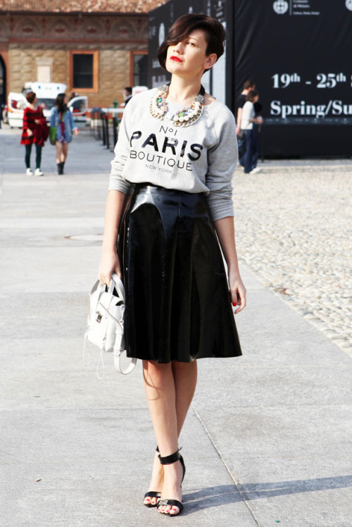 We&#8217;re obsessed with this classic grey jumper and leather skirt look!
