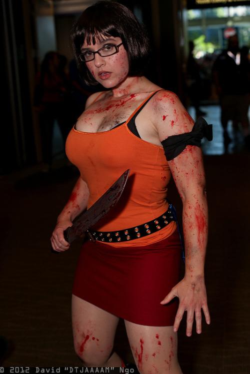 huffsterrrrr:

savingthrowvssexy:

Zombie hunter Velma.

WHY IS YOUR BODY SO PERFECT?! Ugggh. Also this costume &lt;3333
