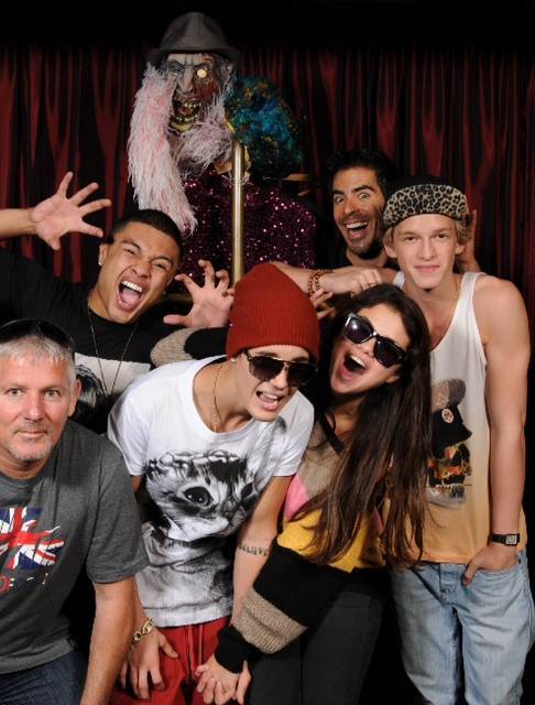
Justin Bieber, Selena Gomez and friends at Eli Roth’s Goretorium on Sunday, Sept. 30, 2012.
This afternoon, the Biebs and Gomez visited the horror attraction with their friends, among themCody Simpson and Alfredo Flores. The group met with Goretorium creator Roth, the director of