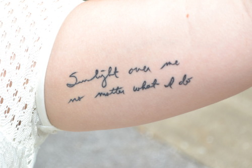 fuckyeahtattoos:

Done at Age of Reason Tattoo in Bowling Green, Ky. Ben Butts was the tattoo artists.

“Sunlight over me no matter what I do” are lyrics from the Fleet Foxes song “The Shrine/An Argument”. A beautiful reminder tattooed in my father’s handwriting. 

jordanrecorded.tumblr.com