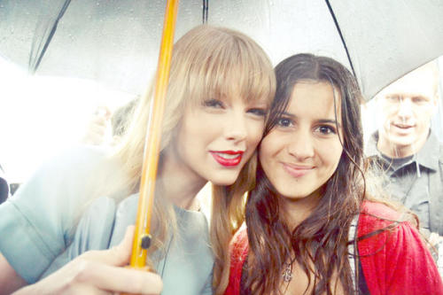 jencita:

Taylor Swift and Fan in Paris!!
