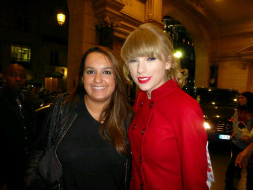 nassauswifty:

Taylor Swift with a fan in Paris / France Yesterday.
Non je ne suis pas une mytho&#160;! Taylor swift&#160;! Poke @hanadimostefa @NadiaNeg @Nanisalavanille @ChloDi http://t.co/DuJCW35K - 2012-10-03 21:10:45
