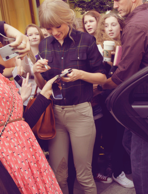  Taylor Swift leaving her hotel in London, October 6 