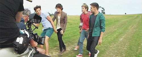 
Harry: &#8216;da fuq Louis?&#8217;
Niall: Be normal.
Liam: Louis, attention, i&#8217;m here!
Zayn: Oh, where&#8217;s the fucking camera?
Louis: Just leave me alone, i&#8217;m a great dancer.
