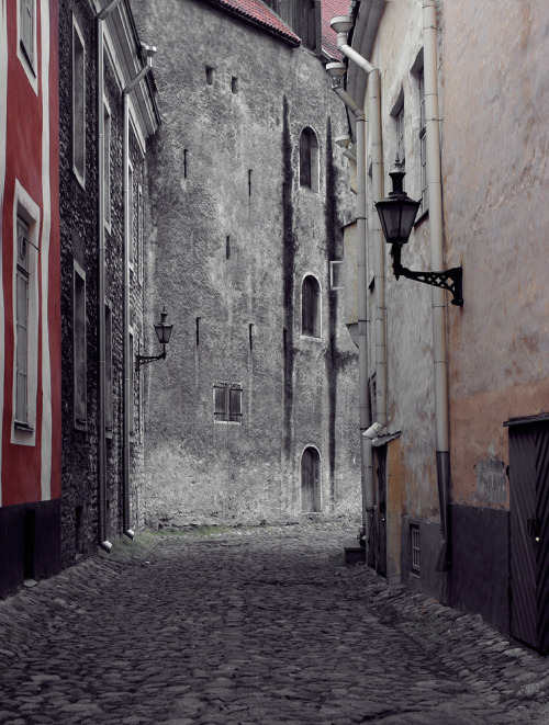 travelingcolors:

Streets of Tallinn | Estonia (by Anton Repponen)
