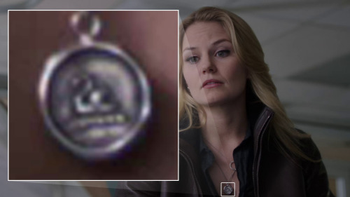 kentromanoff:


Emma’s necklace has a swan on it, so does Odette’s in the Swan Princess.