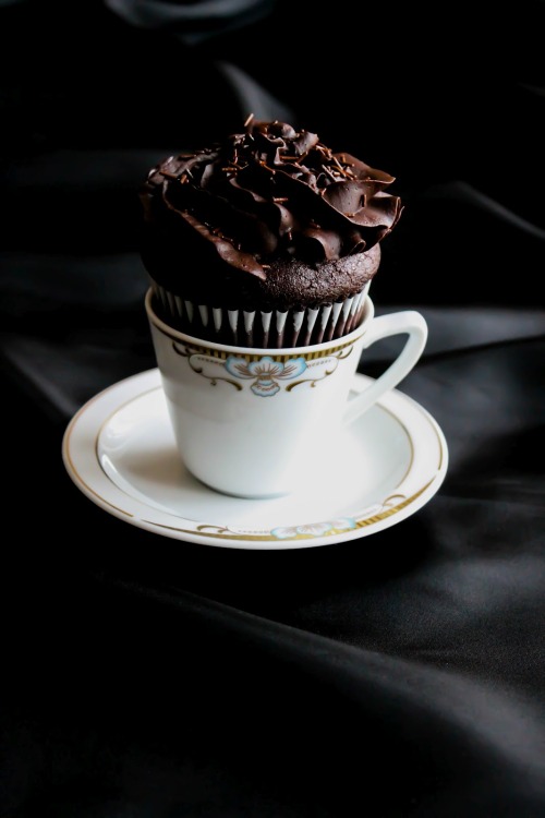 neekaisweird:

Espresso Chocolate Cupcakes

