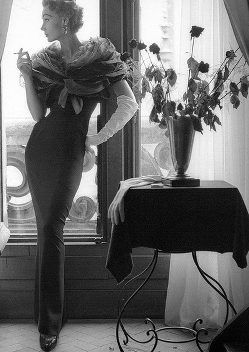 theniftyfifties: Modelo vistiendo un conjunto de Givenchy, 1950.
