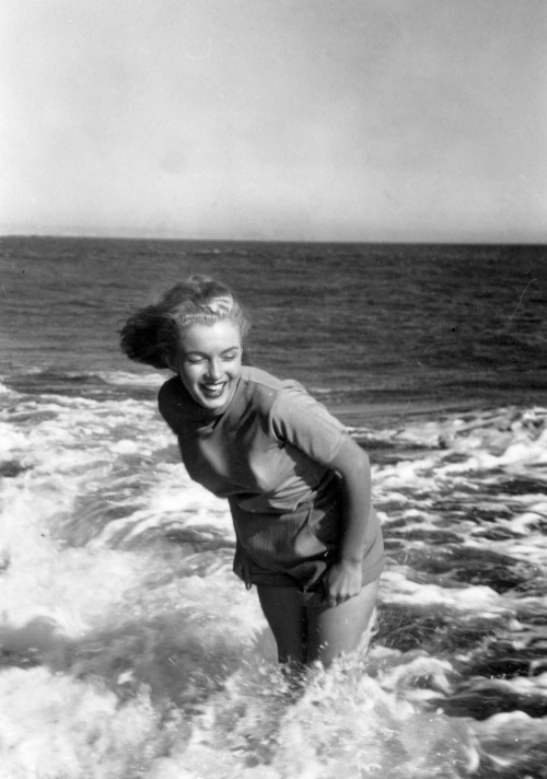 suicideblonde:
Marilyn Monroe in 1948
