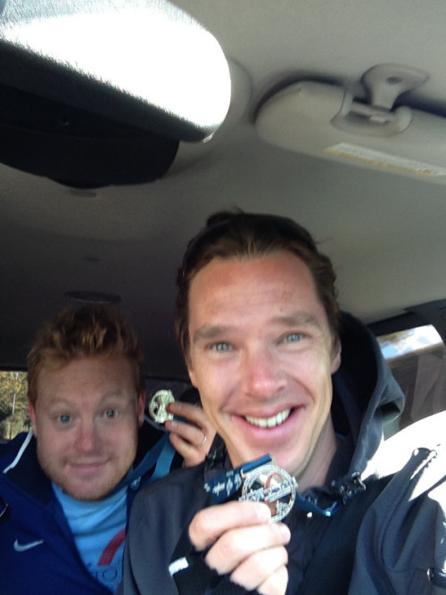 cumberbuddy:

londonphile:


“We did it!” #BenedictCumberbatch and Adam A with their medals. Thanks to those who donated and turned up. Xx


Thanks Helen! x

Well done boys!! 
