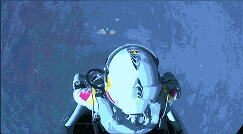 tumblr mbwgy6xAb71qe4fkgo1 500 GIF: The moment Felix Baumgartner jumped from space
