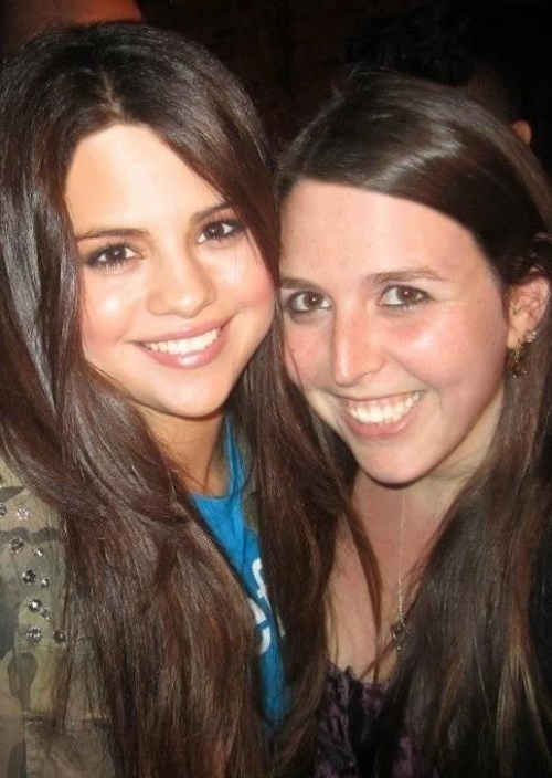  New picture of Selena and a fan at the Global Citizen Festival. 